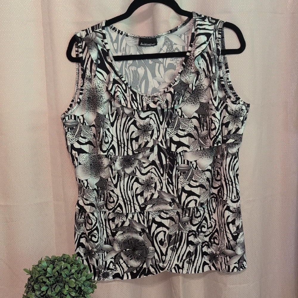 Black and White Floral Patterned Women's Top